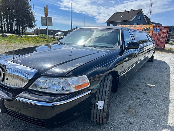 Lincoln Town Car 8 of 10