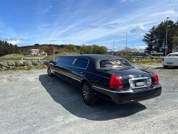 Lincoln Town Car 4 of 5