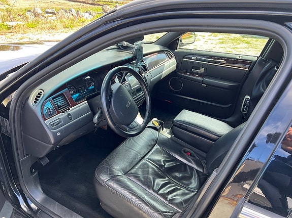 Lincoln Town Car 6 of 10