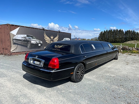 Lincoln Town Car 3 of 5