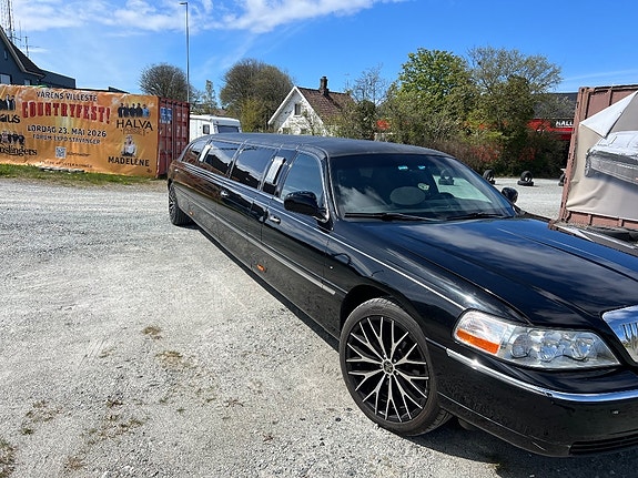 Lincoln Town Car 2 of 5