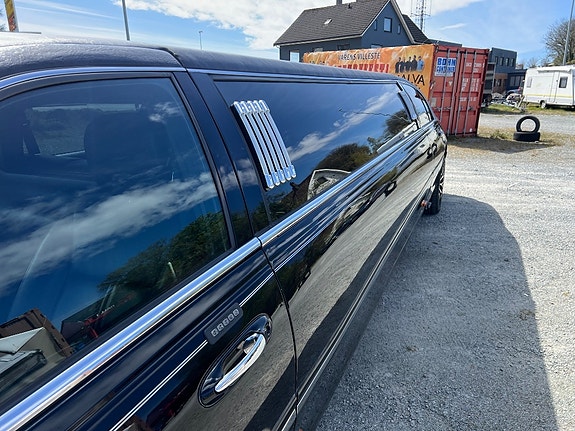 Lincoln Town Car 10 of 10