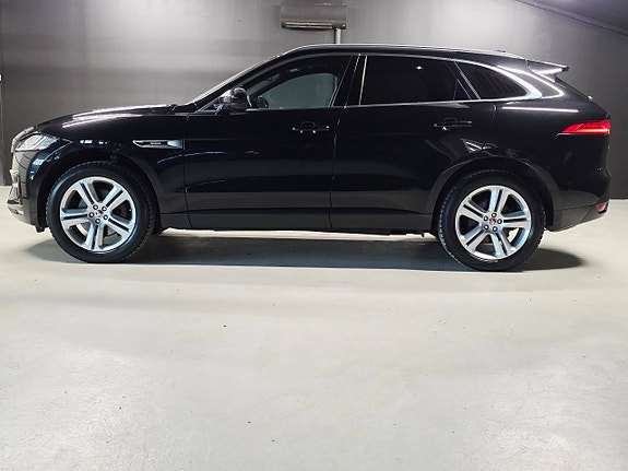 Jaguar F-PACE 4 of 5
