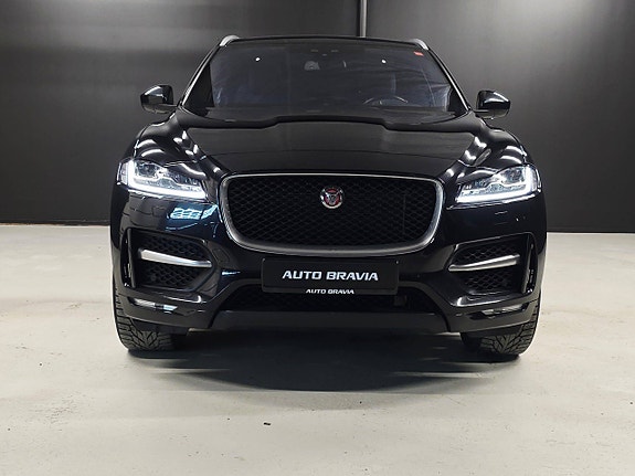 Jaguar F-PACE 2 of 5
