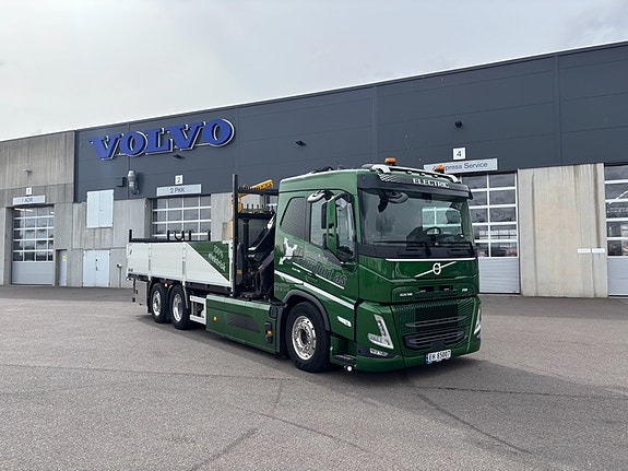 Volvo FM 6x2 Electric 540 kWh med Palfinger 19TM kran og plan.