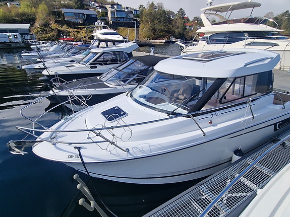 BM-128 Jeanneau Merry Fisher 755 Cruiser m 200 hk Yamaha.
