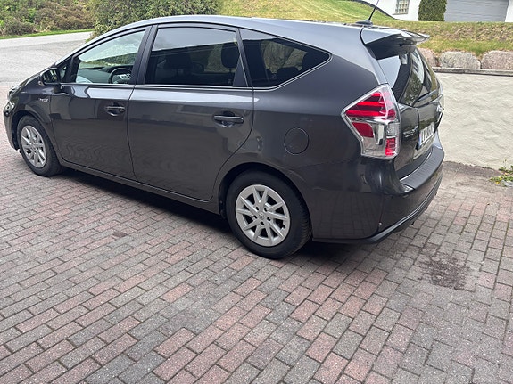 Toyota Prius Plug-in Hybrid 9 of 30