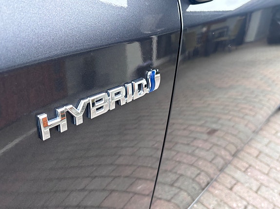 Toyota Prius Plug-in Hybrid 10 of 30
