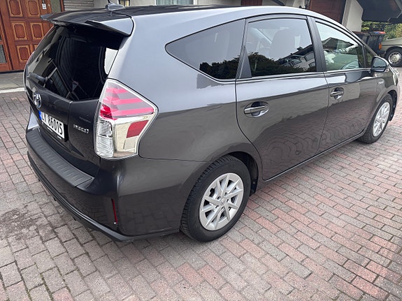 Toyota Prius Plug-in Hybrid 7 of 30
