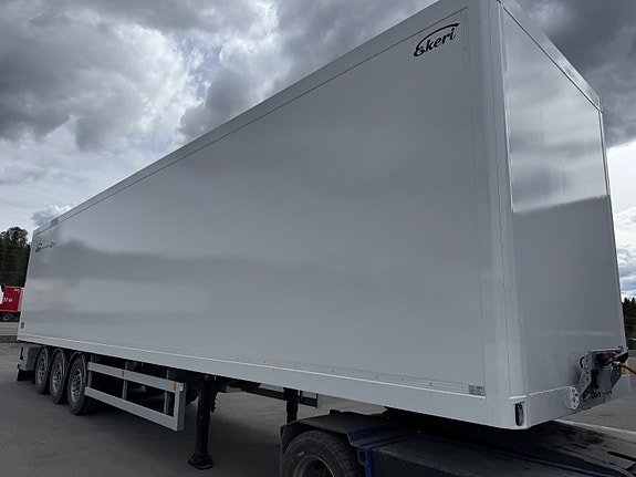 Ekeri stykkgodstrailer med bommer. 2820mm innvendig høyde og 8110 akselavstand. Traileren er som ny 5 of 5