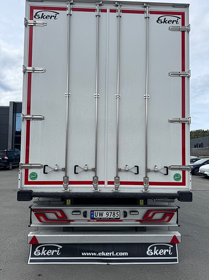 Ekeri stykkgodstrailer med bommer. 2820mm innvendig høyde og 8110 akselavstand. Traileren er som ny 3 of 5