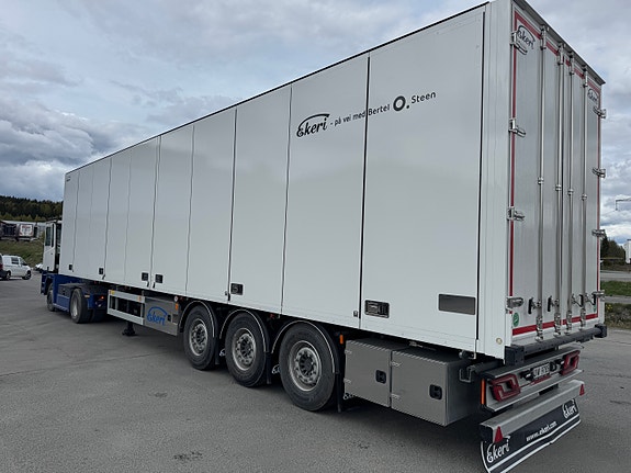 Ekeri stykkgodstrailer med bommer. 2820mm innvendig høyde og 8110 akselavstand. Traileren er som ny 2 of 5