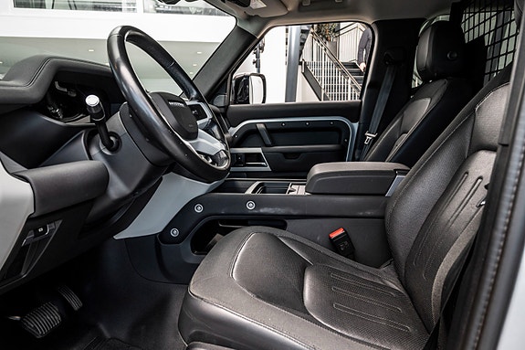 Land Rover Defender 13 of 30