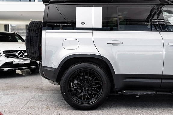 Land Rover Defender 27 of 30