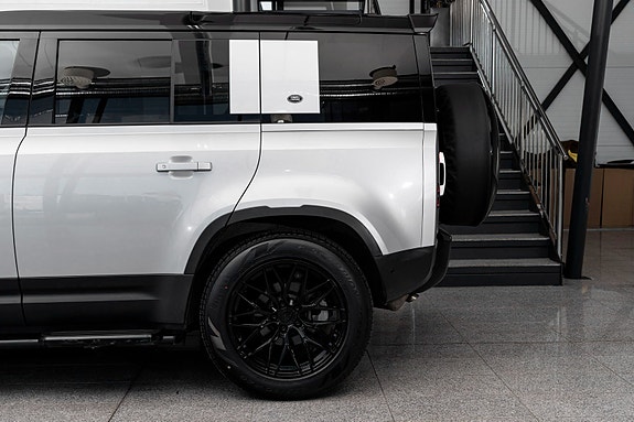Land Rover Defender 30 of 30