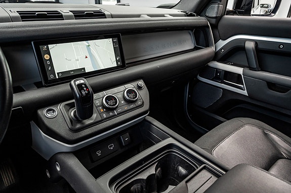Land Rover Defender 12 of 30