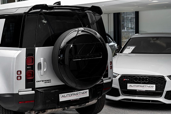 Land Rover Defender 28 of 30