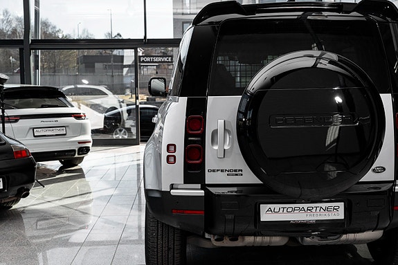 Land Rover Defender 9 of 30