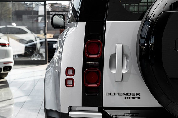 Land Rover Defender 29 of 30