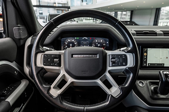 Land Rover Defender 16 of 30