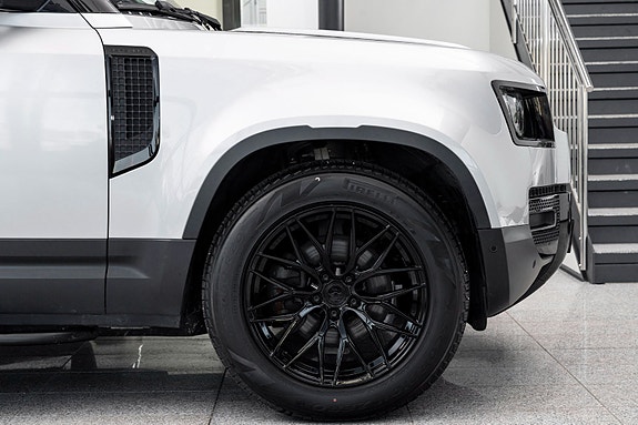 Land Rover Defender 8 of 30