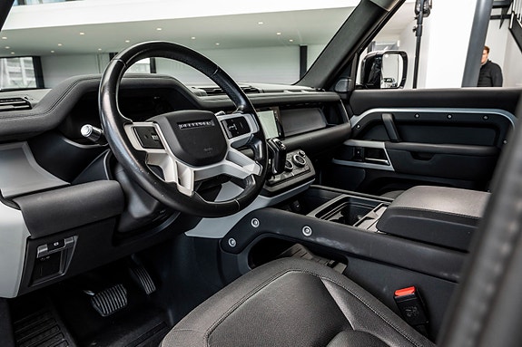 Land Rover Defender 11 of 30