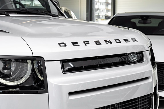 Land Rover Defender 26 of 30