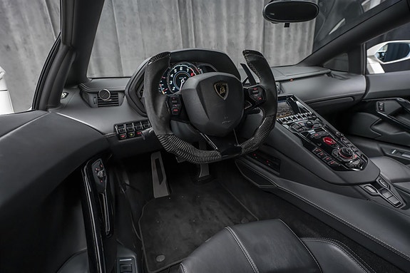 Lamborghini Aventador 26 of 30