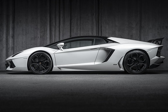 Lamborghini Aventador 2 of 5