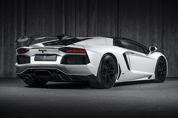 Lamborghini Aventador 3 of 5