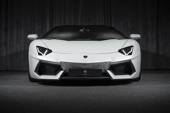 Lamborghini Aventador 4 of 5