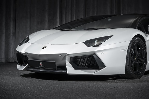 Lamborghini Aventador 7 of 30