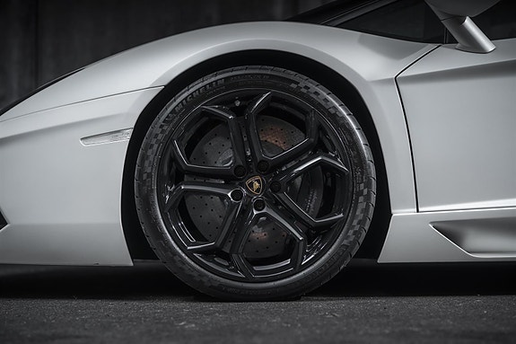 Lamborghini Aventador 11 of 30