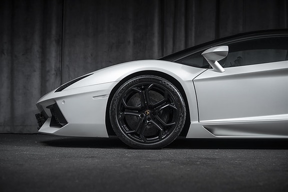 Lamborghini Aventador 10 of 30