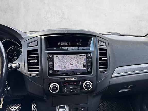 Mitsubishi Pajero 13 of 16