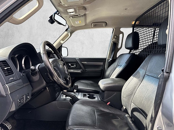 Mitsubishi Pajero 8 of 16