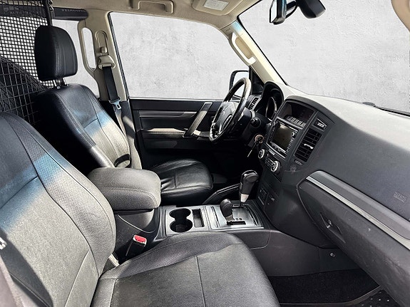 Mitsubishi Pajero 9 of 16