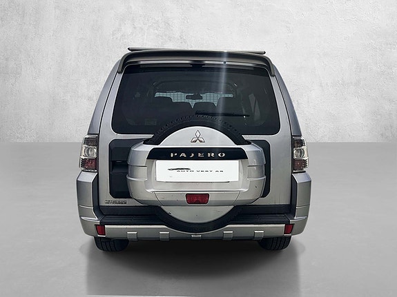 Mitsubishi Pajero 6 of 16