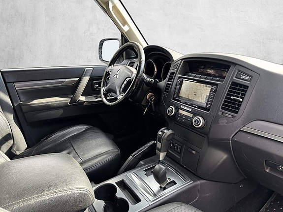 Mitsubishi Pajero 10 of 16