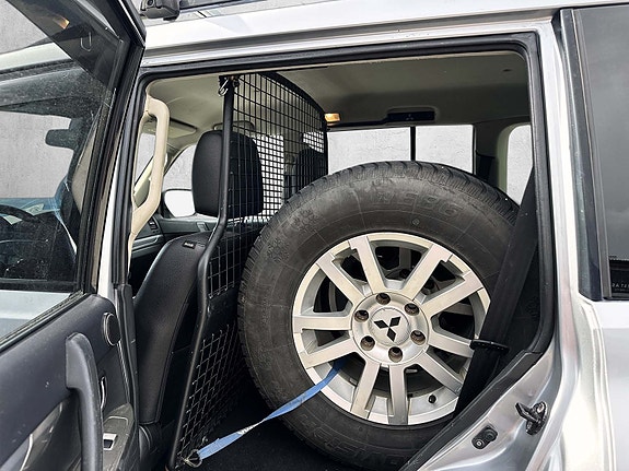 Mitsubishi Pajero 16 of 16