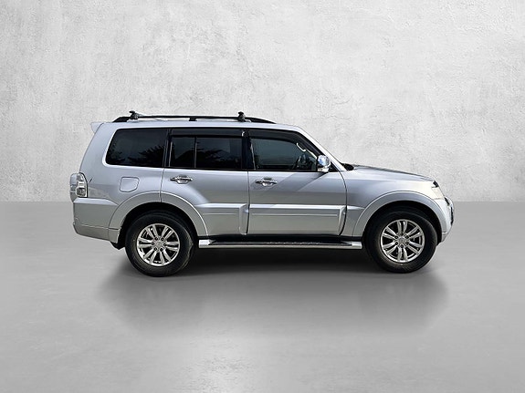 Mitsubishi Pajero 4 of 16