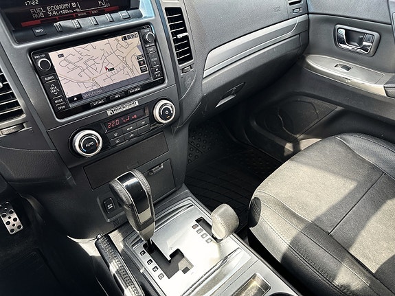 Mitsubishi Pajero 14 of 16