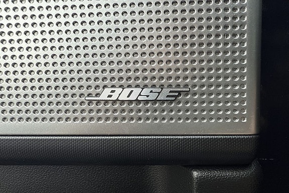 Bose premium lydanlegg leverer fyldig lydkvalitet med imponerende klarhet og bass på både musikk og podkast.