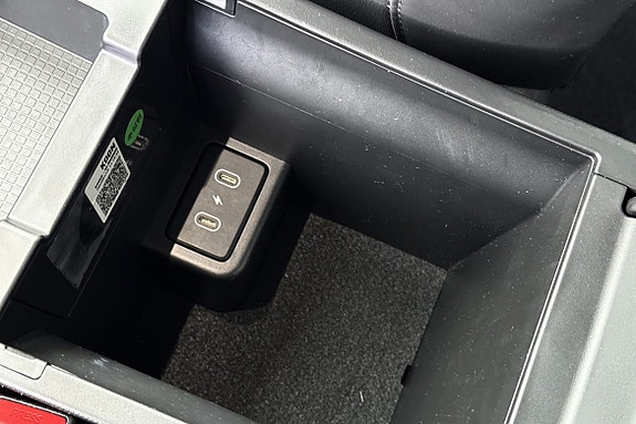 Midtkonsollen har to USB-C og én USB-A tilkobling som gjør det enkelt å lade flere enheter samtidig. Bak finnes det to USB-C tilkoblinger.