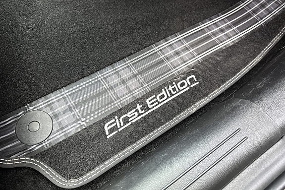 First Edition stoffmatter understreker bilens eksklusive preg med modelltilpasset design og detaljer.