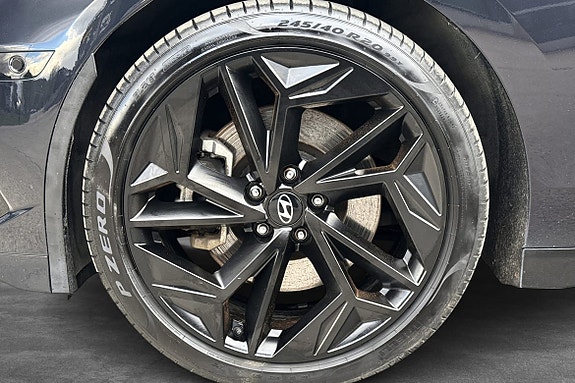 20” Pirelli P Zero sommerdekk gir presist veigrep og stabil kjørekomfort, samt lavt støynivå. 18” Continental VikingContact 7 vinterdekk gir svært godt grep på snø og is, samt lavt støynivå.