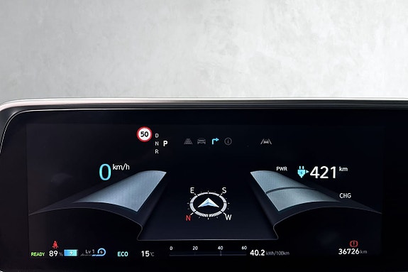 Hyundai Bluelink gir mulighet for fjernstyring av blant annet forvarming og ladestatus via mobiltelefon. Ved hjelp av en knapp på nøkkelen kan bilen også kjøre ut av trange parkeringsplasser selv.