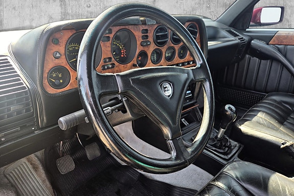 Lancia Thema 19 of 26