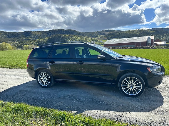 Volvo V50 3 of 16