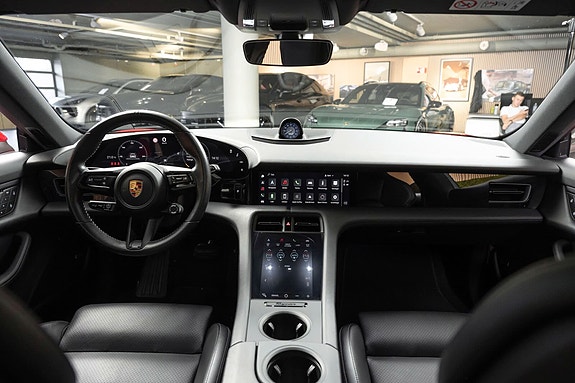Porsche Taycan Cross Turismo 25 of 30